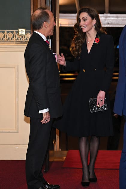 Kate lució
un vestido-abrigo de mangas largas, stilettos,
pendientes de perlas que pertenecieron a su suegra,
Diana, y cartera Chanel.