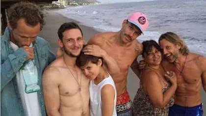 Kate Mara y Jamie Bell hace unos meses, en una de sus pocas demostraciones de afecto en las redes sociales, de vacaciones con amigos