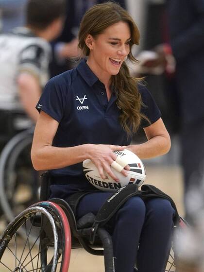 Kate Middleton demostró su gran destreza para manejar la silla de ruedas y la pelota a la vez