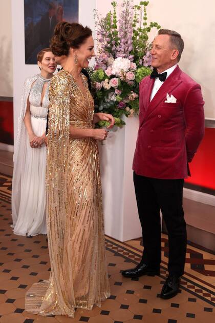 Kate Middleton, duquesa de Cambridge, charla con el actor en el estreno de Sin tiempo para morir, película en la que el actor se pone por última vez en la piel del espía 

