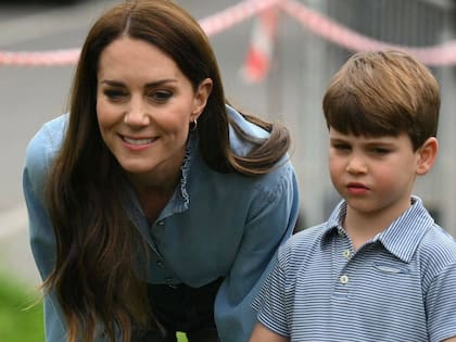 Kate Middleton junto a su hijo Louis