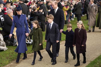 Kate Middleton, la princesa Charlotte, el príncipe George, el príncipe Guillermo, el Príncipe Louis y Mia Tindall llegan para asistir al servicio del día de Navidad en la Iglesia de Santa María Magdalena en Sandringham en Norfolk, Inglaterra, el 25 de diciembre de 2023