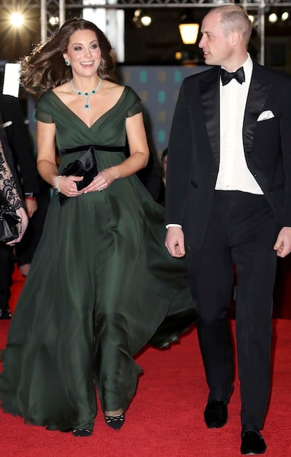 Kate Middleton lució su embarazo en un Jenny Packham verde botella con detalles en negro; la duquesa fue acusada de no apoyar el movimiento Time´s Up por vestir por fuera de la consigna