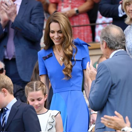 Kate Middleton lució un vestido azul y recibió la ovación del court central de Wimbledon