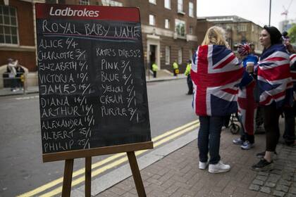 El nombre de la beba, siguiendo la tradición de la familia real británica, no se dará a conocer hasta dentro de unos días