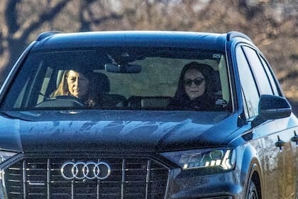 Kate Middleton, Princesa de Gales, en el asiento del pasajero en el auto conducido por su madre, Carole Middleton, el 4 de marzo de 2024