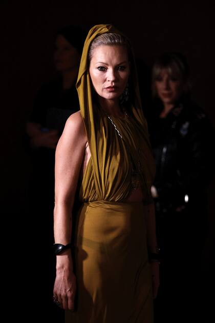 Kate Moss causó sensación con un vestido verde transparente con capucha a juego, diseño de su amigo Anthony Vaccarello.
