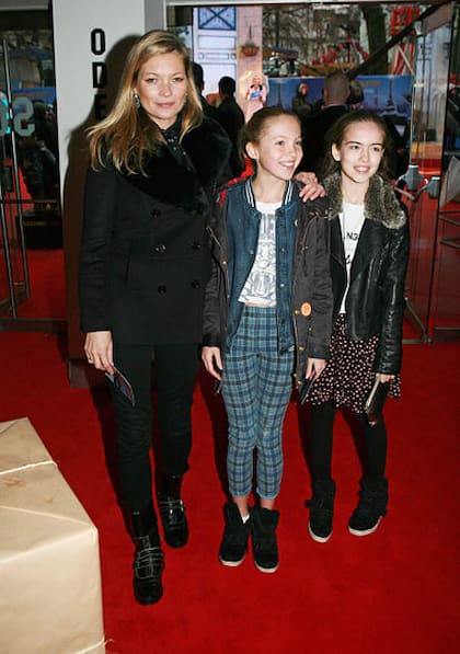 Kate Moss llevó a su hija Lila y una amiga al estreno de Paddington