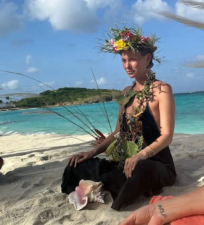 Kate Moss en un viaje "libre de alcohol", con amigas y cargado de rituales para celebrar sus 50 años