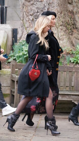 Kate Moss llegó acompañada por su hija Lila Grace, quien llevó una cartera de la diseñadora.