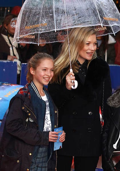 Kate Moss eligió un look total black mientras que su hija Lila llevó pantalones a cuadros y chaqueta de béisbol