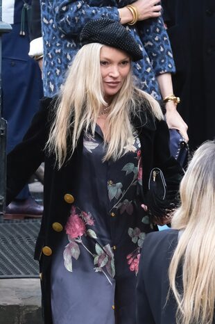 Kate Moss llevó un fabuloso vestido largo de seda con botones y detalles florales que combinó con una chaqueta de terciopelo y una boina con pedrería.