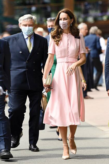 Kate optó por un look más formal y romántico en color rosa, el modelo Ahana de Beulah London, que tiene un valor estimado de 813 euros.