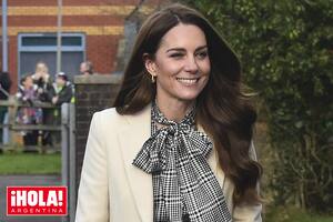 Kate optó por un outfit que ya había usado en otras ocasiones: un vestido
midi con estampado inglés y lazo al cuello by Zara, que combinó con un abrigo.