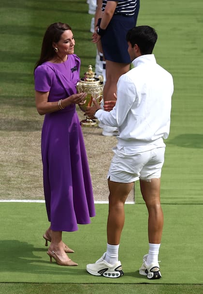 Kate, Princesa de Gales, entrega el Trofeo de Caballeros Individuales a Carlos Alcaraz de España tras su victoria contra Novak Djokovic