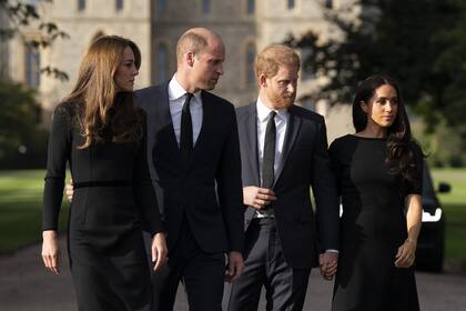 Kate, princesa de Gales, Guillermo, príncipe de Gales, el príncipe Harry, duque de Sussex, y su esposa Meghan Markle, duquesa de Sussex, llegan para reunirse con los miembros del público en el castillo de Windsor en Berkshire tras la muerte de la reina Isabel II el jueves.