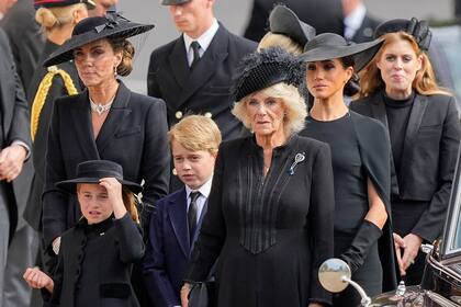 Kate, princesa de Gales, la princesa Charlotte, el príncipe George, Camilla, la reina consorte, Meghan, la duquesa de Sussex y la princesa Beatriz 