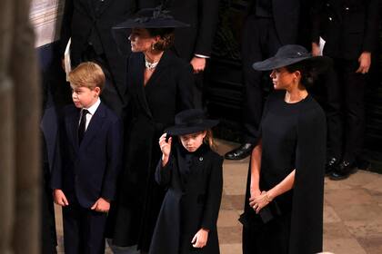 Kate, princesa de Gales, Meghan, duquesa de Sussex, el príncipe Jorge y la princesa Charlotte llegan a la Abadía de Westminster para el funeral de estado de la reina Isabel II de Gran Bretaña, en Londres, el lunes 19 de septiembre de 2022