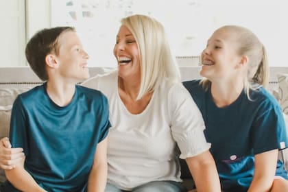 Kate Raidt junto a su hijo Bodie, con quien se mudó a Alemania, y su hija Conley