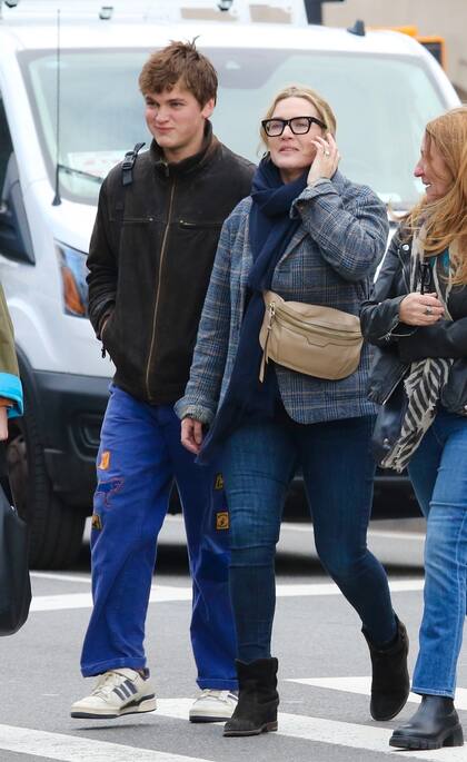 Kate Winslet disfrutó de un paseo por las calles del centro de Manhattan junto a su hijo de 19 años, Joe Mendes. La querida actriz, conocida por su cautivadora presencia en la pantalla, se dejó ver en su cotidianidad como una madre cariñosa en medio del bullicio de la ciudad
