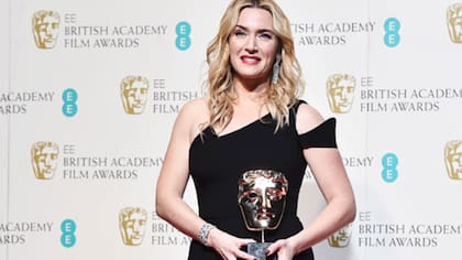 Kate Winslet, radiante con su premio