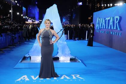 Kate Winslet, una de las grandes estrellas de la noche, con un vestido gris perlado de corte sirena que ya había usado en 2015, durante el Festival de Cine de Toronto