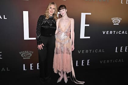 Kate Winslet y Andrea Riseborough también protagonizan este film. Mientras la actriz de Titanic cautivó con un top negro con cuentas y detalles de cristal, la estrella de Grudge optó por un atuendo más osado en tonos plata y melocotón