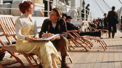 Kate Winslet y Leonardo DiCaprio sobre la cubierta de la réplica donde se grabó Titanic