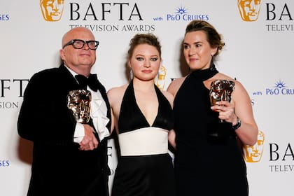 Kate Winslet y su hija Mia junto al director Dominic Savage