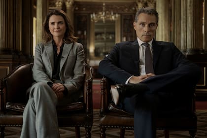 Kate Wyler (Keri Russell) y Hal Wyler (Rufus Sewell)