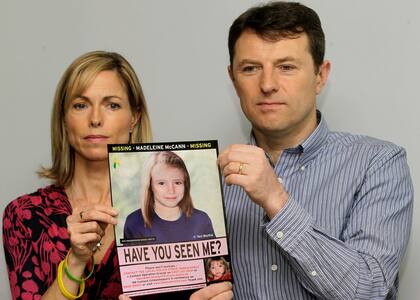 Kate y Gerry McCann posan para los medios con un póster de la desaparición que muestra una imagen generada por ordenador de su hija Madeleine, aún desaparecida, durante una rueda de prensa en Londres, el 2 de mayo de 2012.