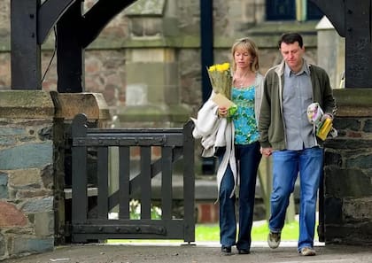 Kate y Gerry McCann volvieron a Reino Unido luego de semanas sin pistas de la niña
