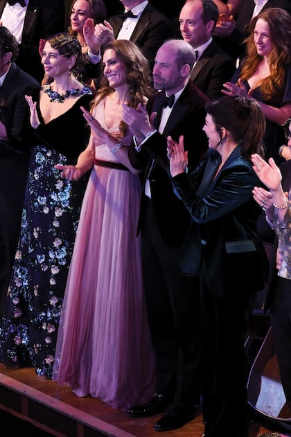Kate y William aplauden desde la
platea del Royal Festival Hall de Londres, en otro momento de la gala. Junto con ellos está Donna Langley, quien recibió un galardón en la velada