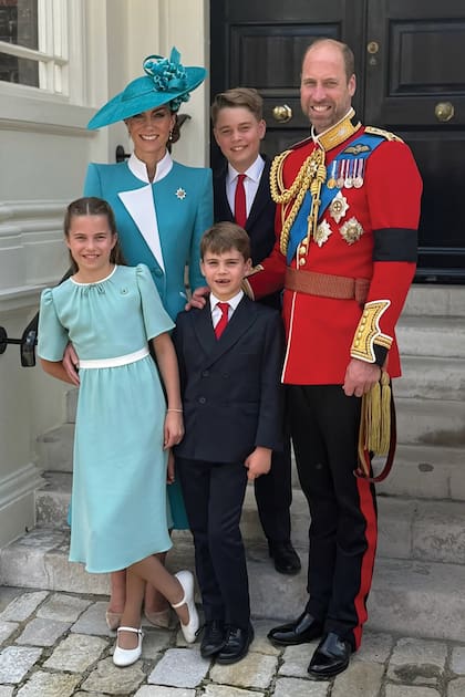 Kate y William compartieron la foto de un distendido posado junto a sus hijos George, Charlotte y Louis. Los cinco partieron temprano en un Rolls-Royce oficial desde su residencia de Adelaide Cottage, en Windsor, rumbo a Londres,
para participar del Trooping the Colour.