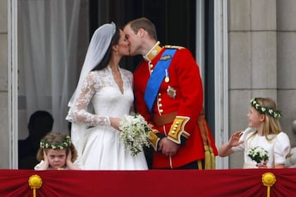 Kate y William se casaron el 29 de abril de 2011 en la Abadía de Westminster y se besaron en el balcón del Palacio de Buckingham