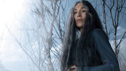 Katey Segal, la mujer de Sutter, es aquí Annora, una misteriosa sacerdotisa