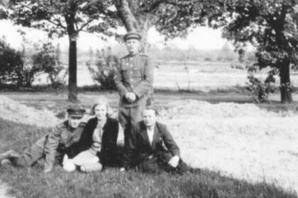 Käthe Hemann junto a soldados rusos, antes de enfrentarse con el cruel destino que le esperaba por reconocer los dientes de Adolf Hitler