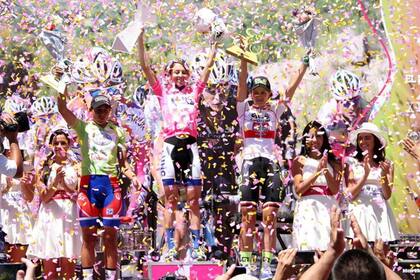 Katherine Hall festeja en lo más alto del podio