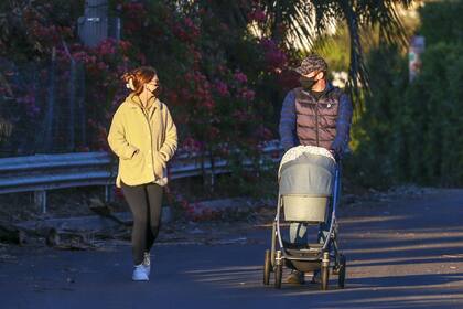 Katherine Schwarzenegger y Chris Pratt, de paseo y con barbijo con su pequeña Lyla