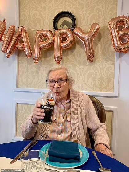 Kathleen bebiendo cerveza negra en su cumpleaños