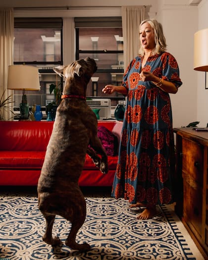 Kathleen Klech y su perro Buttercup en su pequeño departamento del Upper West Side en New York