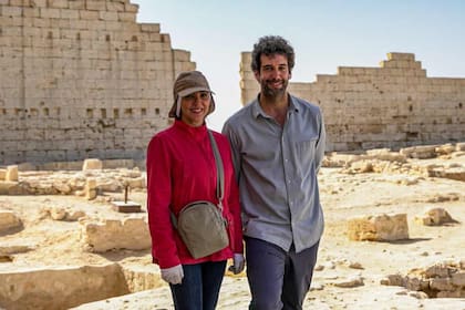 Kathleen Martínez y Glen Godenho son los arqueólogos que realizaron el descubrimiento en el templo Taposiris Magna, en el noreste de Egipto