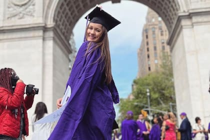 Kathryn Hoedt, de 23 años, murió tras caer de un columpio en un parque de California