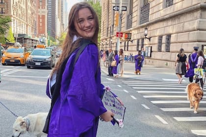 Kathryn Hoedt, de 23 años, murió tras caer de un columpio en un parque de California