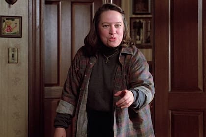 Kathy Bates como la obsesionada enfermera Annie Wilkes