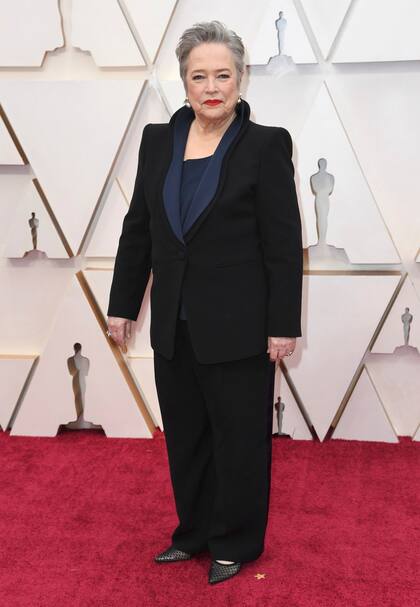 Kathy Bates, con un traje negro con detalles en azul