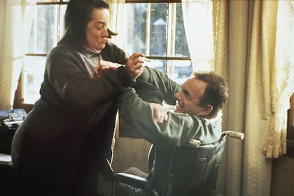 Durante el rodaje, Kathy Bates y James Caan no se llevaron bien sobre todo por la diferencia en la forma de trabajar, pero eso en vez de ser un problema, el director lo convirtió en una ventaja