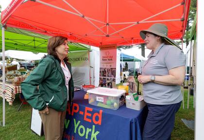 Kathy Hochul anunció el reembolso de las horas extras pagas a agricultores