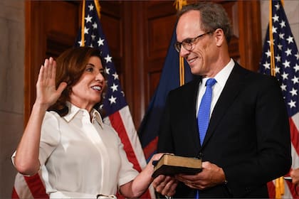 Kathy Hochul declaró más de US$1,8 millones junto con los ingresos de su esposo, quien percibió la mayor parte del dinero