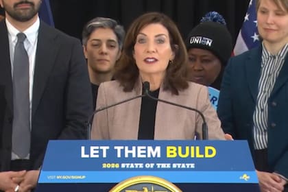 Kathy Hochul destacó los períodos y costos de la construcción de viviendas en Nueva York
